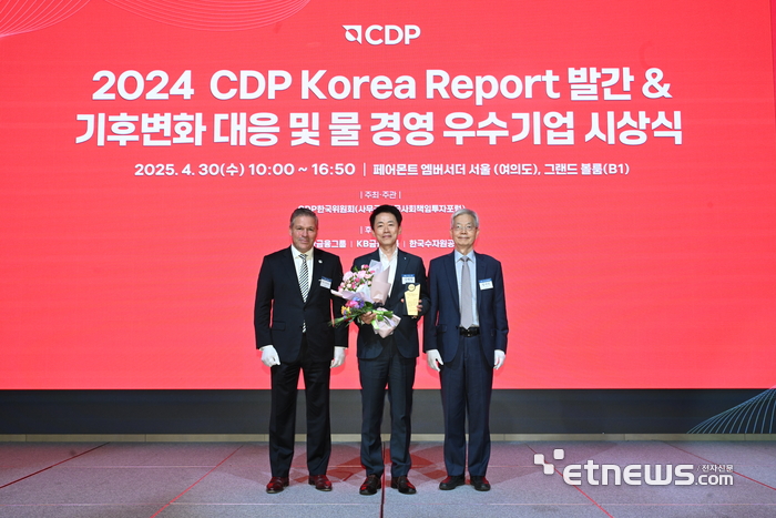 사진은 30일 여의도 페어몬트 앰버서더 서울에서 열린 2024 CDP Korea Awards에서 (왼쪽부터) Jose Qrdonez CDP CRO, 김태형 IBK기업은행 경영전략그룹 부행장, 장지인 CDP한국위원회 위원장과 기념촬영을 하고 있는 모습