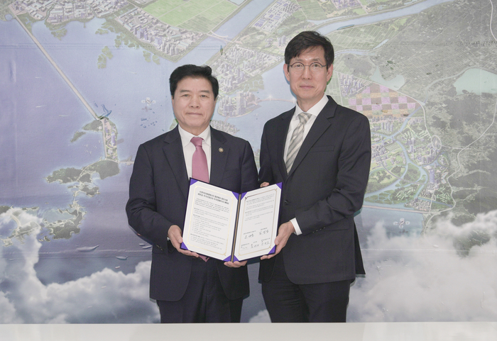 김경안 새만금개발청장(왼쪽)이 30일 한국신재생에너지와 '열분해유 제조시설 건립을 위한 투자 협약(MOU)'을 체결했다.
