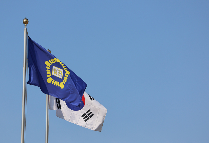 더불어민주당 이재명 대선 후보의 공직선거법 사건에 대한 대법원 전원합의체 선고를 하루 앞둔 30일 서울 서초구 대법원의 법원 깃발과 태극기가 바람에 펄럭이고 있다. 연합뉴스