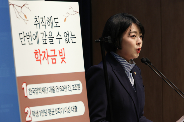 국민의힘 한동훈 대선 경선 후보 캠프의 전략총괄위원장인 배현진 의원이 30일 서울 여의도 국회 소통관에서 청년학자금 대출 공약을 발표하고 있다.