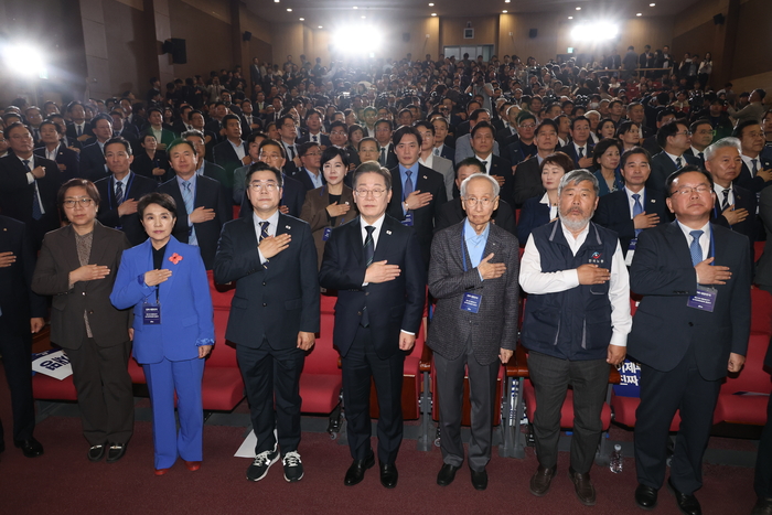 더불어민주당 이재명 대선 후보가 30일 서울 여의도 국회 의원회관에서 열린 더불어민주당 제21대 대통령선거 '진짜 대한민국' 중앙선거대책위원회 출범식에 총괄 선대위원장들과 국기에 경례하고 있다. 오른쪽부터 김부겸 전 총리, 김동명 한국노총 위원장, 윤여준 전 환경부 장관, 이 후보, 박찬대 당대표 직무대행 겸 원내대표, 강금실 전 법무장관, 정은경 전 질병관리청장. 연합뉴스