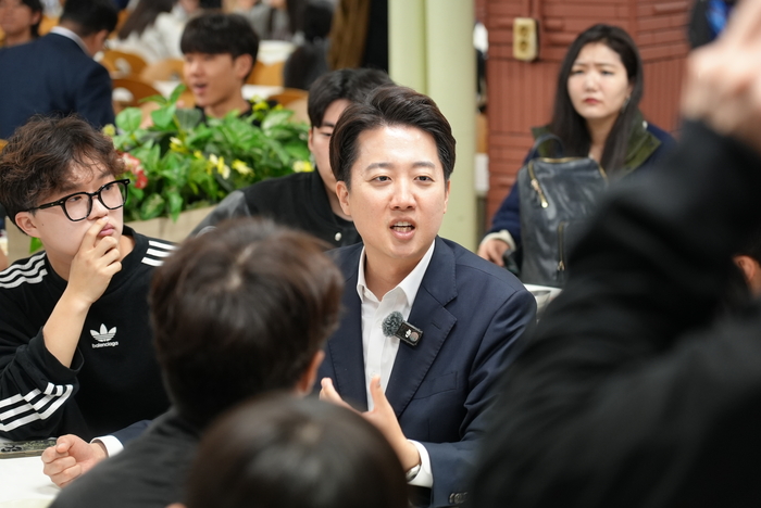 이준석 개혁신당 대선 후보가 1일 서울 동대문구 한국외국어대학교에서 '학식먹자 이준석, 한국외국어대학교로 갑니다!'를 진행했다.(개혁신당 선대본)