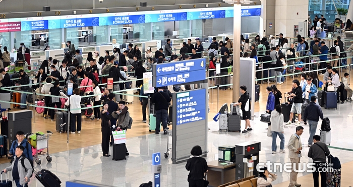 [포토] 황금연휴 시작 북적이는 인천공항