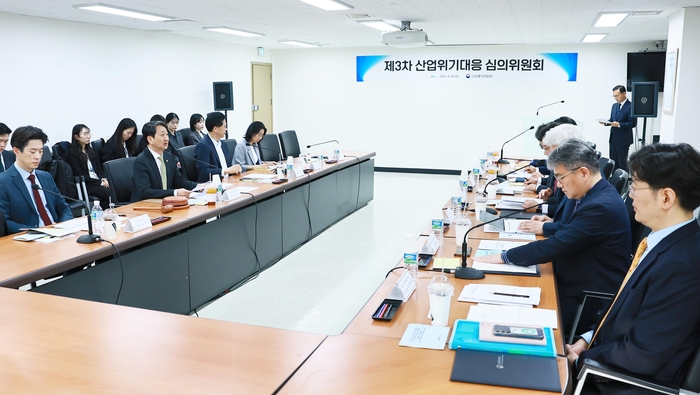 안덕근(왼쪽 앞줄 두번째) 산업통상자원부 장관이 지난달 30일 서울 여의도 전력기반센터에서 열린 '제3차 산업위기대응심의위원회'를 주재하고 있다.(사진=산업부)