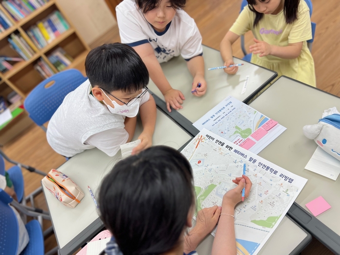 성동구가 어린이들의 안전한 등하굣길 조성을 위해 '안전통학로 리빙랩' 사업을 추진한다. 사진은 초등학생들이 메타버스를 활용한 안전통학로 리빙랩에 참여한 모습. 사진=성동구 제공