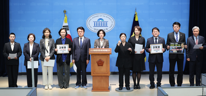 조국혁신당 의원들이 지난달 1일 서울 여의도 국회 소통관에서 한덕수 대통령 권한대행 국무총리를 향해 “출마 선언과 동시에 공직선거법 위반 혐의에 대한 고발 절차를 밟을 것