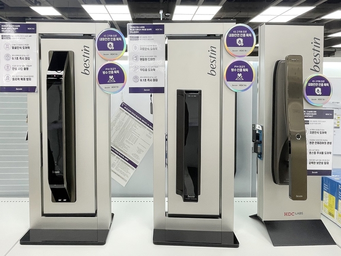 롯데하이마트 입점된 베스틴 도어락 (왼쪽부터) IDL-400R, 400M, 300FWKT. 사진=베스틴