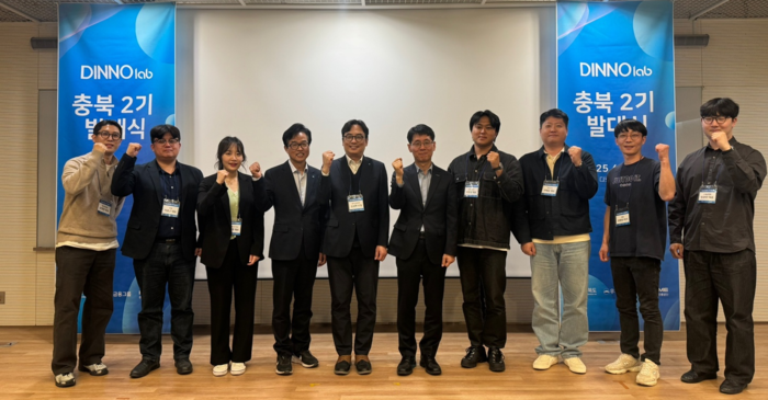 충북도청 강창식 경제기업과장(왼쪽에서 네번째), 우리금융지주 김성현 미래혁신부장(왼쪽에서 다섯번째), 중소벤처기업진흥공단 황인탁 충북지역본부장(왼쪽에서 여섯번째)이 디노랩 충북 2기 기업들과 기념사진을 촬영하고 있다. 사진제공=우리금융
