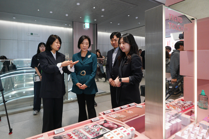 [포토] 올리브영N 성수 매장 둘러보는 오영주 장관
