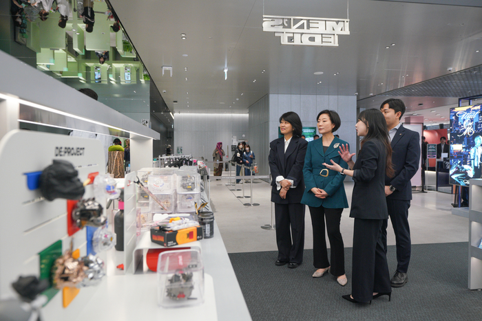 [포토] 올리브영N 성수 매장 둘러보는 오영주 장관