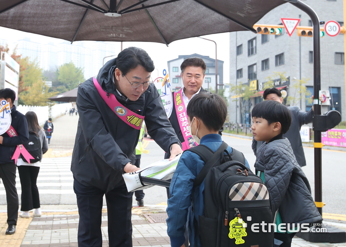 정명근 화성시장이 동양초 앞에서 어린이 안전을 위해 교통봉사를 하고 있다.
