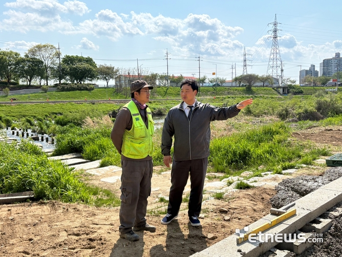 고준호 경기도의회 보건복지위원회부위원장이 최근 '공릉수변광장 조성사업'과 '봉일천교 시설개선' 현장을 점검했다.