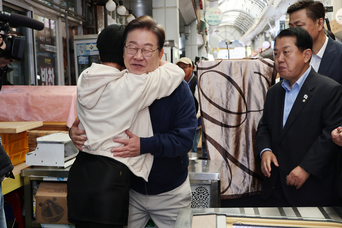 더불어민주당 이재명 대선 후보가 '골목골목 경청투어' 접경지역 방문 이틀째인 2일 강원도 철원군 동송전통시장에서 한 지지자와 포옹하고 있다. 연합뉴스