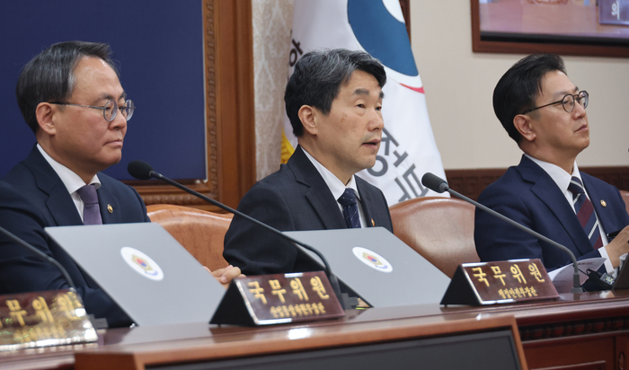 이주호 대통령 권한대행 부총리 겸 교육부 장관이 2일 정부서울청사에서 임시 국무회의를 하고 있다. [연합뉴스]