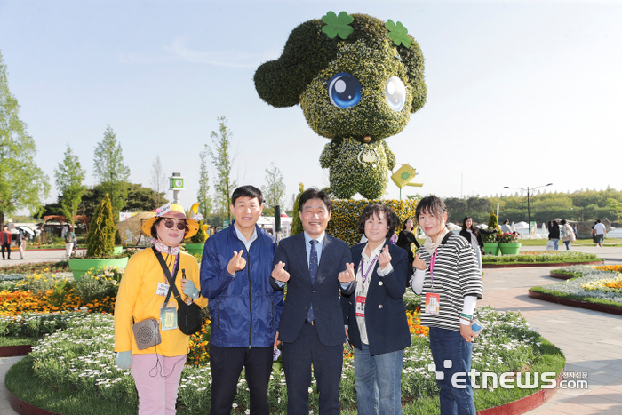김운남 고양시의회 의장(가운데)이 최근 일산 호수공원에서 열린 '2025 고양국제꽃박람회' 현장을 방문해 행사 운영 전반을 점검했다.