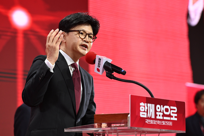 지난 3일 경기 고양시 킨텍스에서 열린 국민의힘 전당대회에서 국민의힘 대선 후보로 김문수 후보가 선출된 가운데 한동훈 후보가 승복 연설을 하고 있다.  [공동취재]