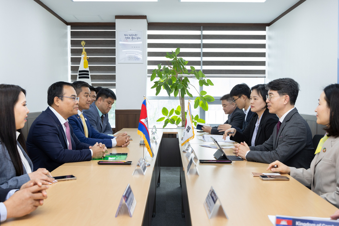 김완섭 환경부 장관이 지난 3월 25일 서울 서초구 한강홍수통제소에서 타오 체타(H.E. Thor Chetha)캄보디아 수자원기상부장관과 만나 물·재생 에너지 분야 협력방안을 논의한 바 있다. 사진출처 : 환경부