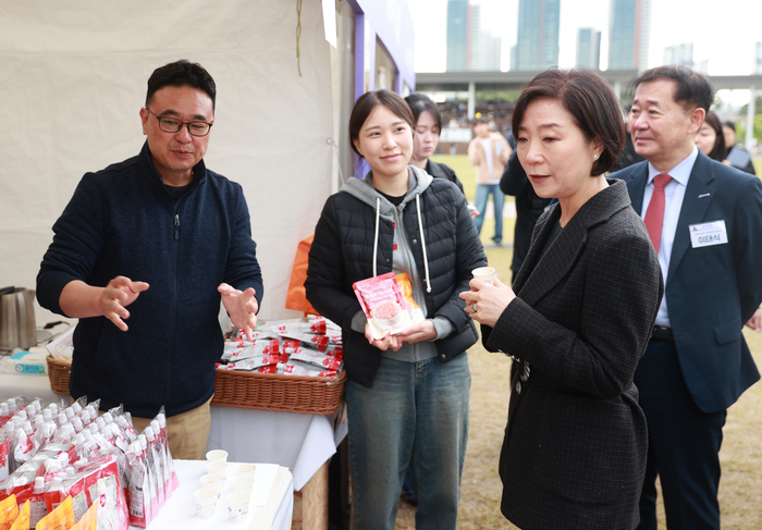 오영주 중소벤처기업부 장관이 지난 5월 3일 세종 중앙공원에서 열린 동행축제 개막식에서 참가 업체 부스를 둘러보고 있다. [중소벤처기업부 제공]