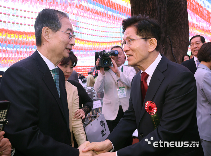 봉축법요식 뒤 인사하는 김문수 대선 후보와 한덕수 대선 예비후보