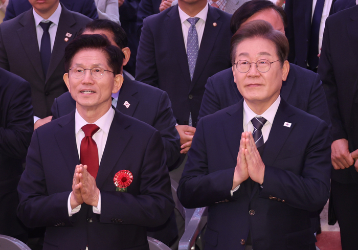 더불어민주당 이재명 대선 후보(오른쪽)와 국민의힘 김문수 대선 후보가 5일 서울 종로구 조계사에서 열린 불기 2569년 부처님오신날 봉축법요식에서 합장하고 있다. 연합뉴스