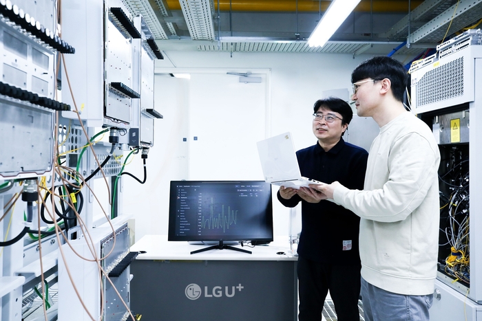 LG유플러스 임직원이 클라우드랜 AI 네트워크 자동화 기술을 검증하는 모습
