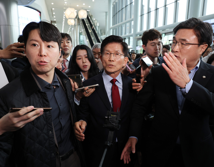 국민의힘 김문수 대선 후보가 6일 아시아태평양경제협력체(APEC) 회의장인 경북 경주시 경주화백컨벤션센터에서 후보 일정을 중단하고 서울로 올라가 현안 문제에 대한 대책을 마련하겠다고 밝힌 뒤 이동하고 있다. 오른쪽은 초선·재선 대표인 김대식 의원.