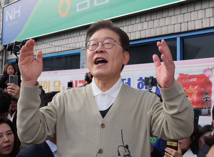 더불어민주당 이재명 대선 후보가 '골목골목 경청투어:국토종주편'에 나선 6일 충남 금산군 금산터미널 일대에서연설을 하고 있다. 연합뉴스