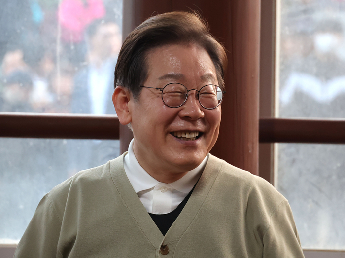 더불어민주당 이재명 대선 후보가 '골목골목 경청투어:국토종주편'에 나선 6일 전북 장수군 오옥마을을 찾아 국내 최연소 이장인 정민수 이장을 비롯한 주민 어르신들과 간담회를 하고 있다. 연합뉴스