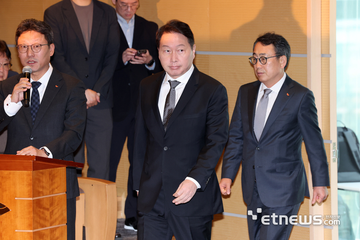[포토] 유심 해킹 사태 기자회견장 들어서는 최태원 회장