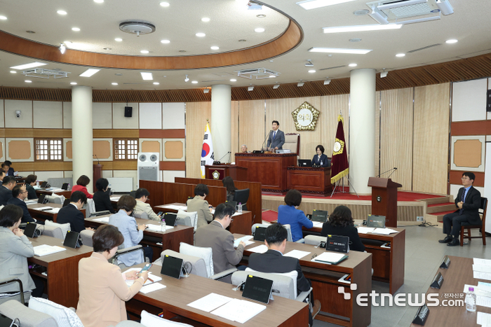 고양시의회가 2일 제294회 임시회를 진행하고 있는 모습.