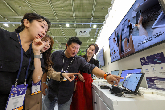 월드IT쇼 2025에서 마이크로소프트 팀즈폰을 소개하는 모습