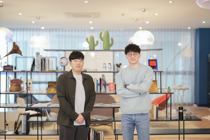 윤성환 교수(오른쪽)와 이재준 연구원