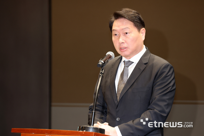 최태원 SK그룹 회장이 7일 서울 중구 SKT타워에서 유심 해킹 사태에 대한 브리핑을 하고 있다.
김민수기자 mskim@etnews.com