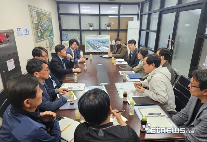 박상현 경기도의회 기획재정위원회 의원(뒤쪽 왼쪽)이 최근  부천시 대장동 북부수자원생태공원 내 하수처리장 현장을 방문해 운영 현황을 점검했다.