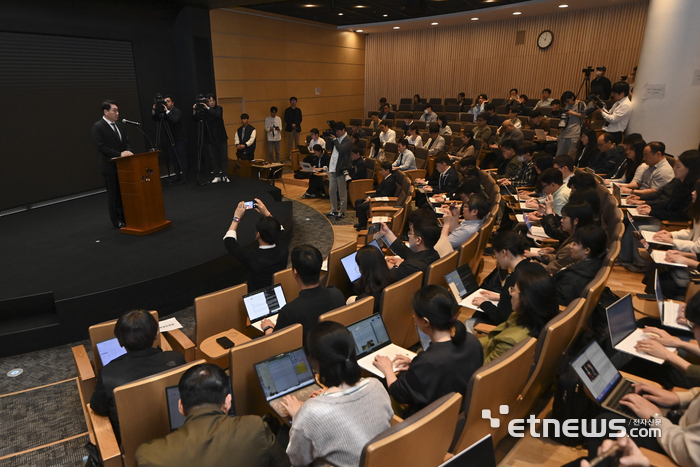 최태원 SK그룹 회장이 7일 서울 중구 SKT타워에서 유심 해킹 사태에 대한 브리핑을 하고 있다.
김민수기자 mskim@etnews.com