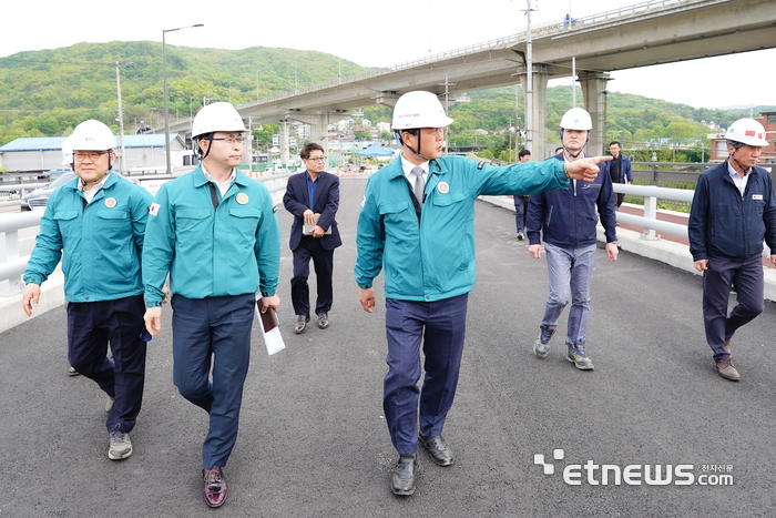김충범 광주시 부시장(앞줄 오른쪽)이 지역경제 활성화를 위해 대규모 투자사업을 위한 주요 사업장 5곳을 방문해 현장점검을 실시했다.
