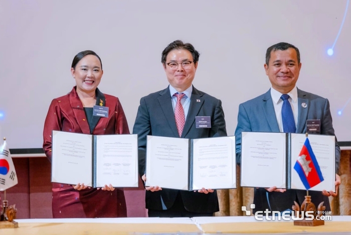 목성호 특허청 차장(사진 가운데)이 캄보디아 교육청소년체육부 킴 세타니 차관(왼쪽 첫번째), 상무부 옥 쁘러찌어 차관과 발명교육 ODA 사업의 성공적인 수행을 위한 업무협약을 체결했다.
