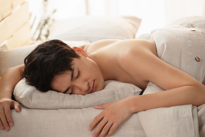 알몸 수면이 건강에 좋다는 전문가의 의견이 나왔다.