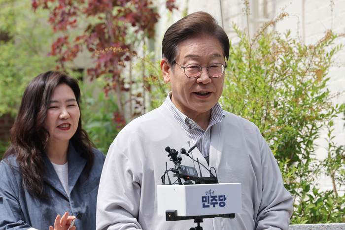 더불어민주당 이재명 대선 후보가 '골목골목 경청투어:국토종주편'에 나선 7일 전북 전주시 완산구의 한 카페에서 'K-콘텐츠' 산업 진흥 간담회를 마친 뒤 고법의 '파기환송심 연기' 관련 입장을 밝히고 있다.
이날 서울고등법원은 오는 15일 예정됐던 이 후보의 공직선거법 위반 혐의 사건 파기환송심 첫 공판을 오는 6월 18일로 연기했다. 연합뉴스