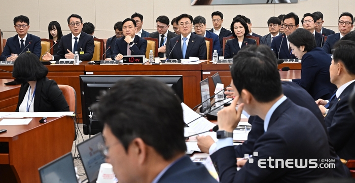 국회 과학기술정보방송통신위원회 SK텔레콤 해킹 관련 청문회가 8일 서울 여의도 국회에서 열렸다. 유영상 SKT 대표가 질의에 답하고 있다. 왼쪽부터 류정환 SKT 부사장, 유 대표, 강도현 과학기술정보통신부 제2차관, 유상임 과기정통부 장관, 이진숙 방송통신위원장. 이동근기자 foto@etnews.com