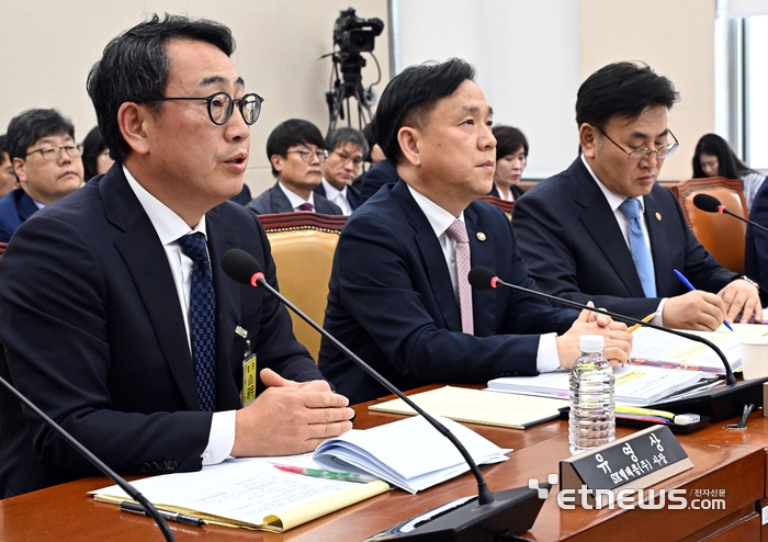 [포토] SKT 청문회 유영상 '위약금은...'