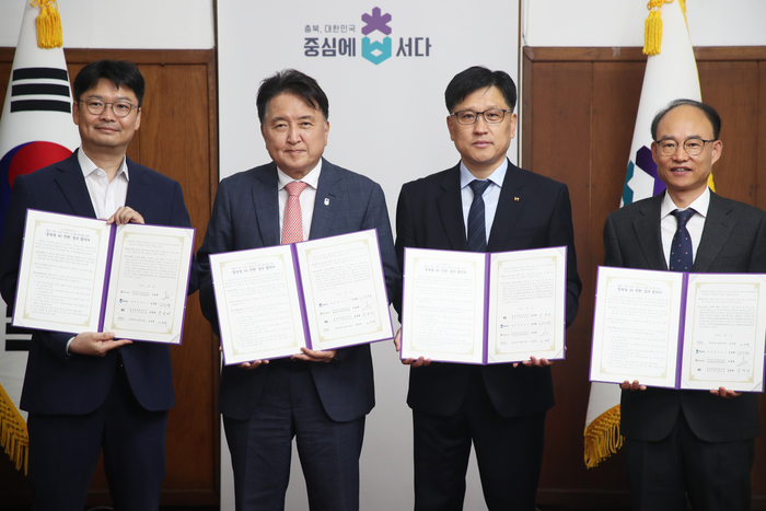(왼쪽부터)이웅세 한국마이크로소프트 중소중견기업 사업부문장, 김영환 충북도지사, 송영태 KT 충남충북광역본부 법인고객본부장, 고근석 충북과학기술혁신원장이 업무협약 체결식 이후 기념촬영 했다. (충북도 제공)