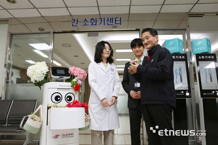 [포토] 자율주행 로봇이 전하는 어버이날 카네이션