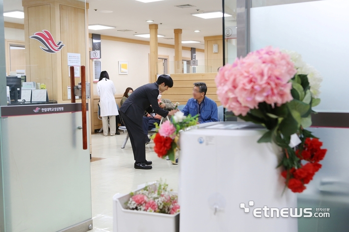 [포토] 어버이날, 자율주행 로봇이 카네이션 전달