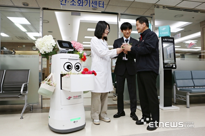 [포토] 자율주행 로봇이 전하는 카네이션