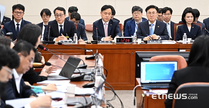 [포토] 유영상 SKT 사장 “과기부 유권해석 후 위약금 논의”