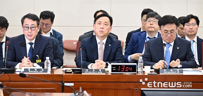 [포토] SKT 유영상 “과기부 유권해석 후 위약금 논의”