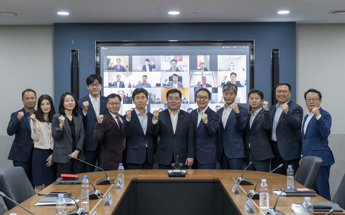 지난 7일 서울 중구 본사에서 열린 2025년 제1차 농협금융 글로벌전략협의에서 조정래 부사장(오른쪽 여섯 번째)과 참석자들이 기념촬영을 하고 있다.