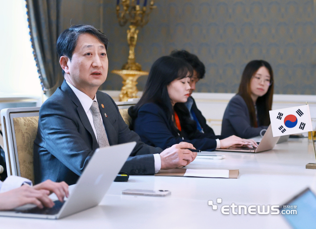 안덕근 장관이 7일(현지시간) 체코 프라하에서 기자간담회를 갖고 있다. (사진제공=산업부)