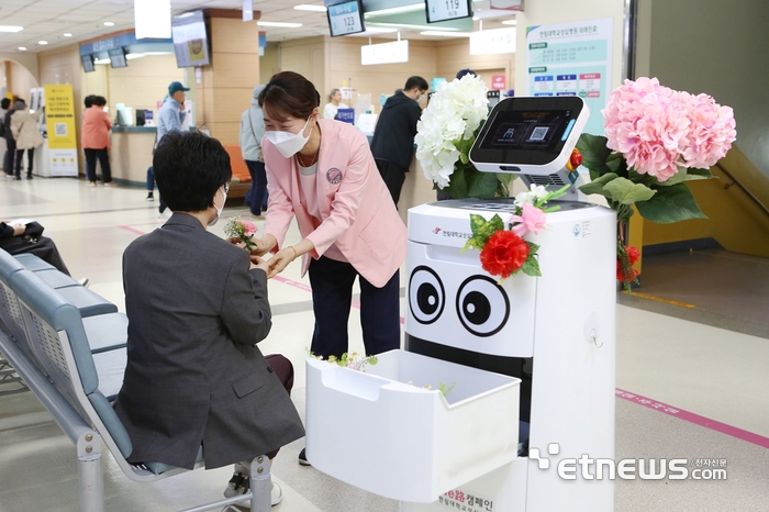 [포토] 어버이날 맞아 카네이션 전달하는 자율주행 로봇